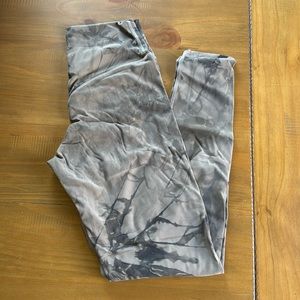 Cloud pant in lava rock